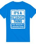 It's a Swedish Thing" texttryck i vit grunge-stil på en klarblå t-shirt.