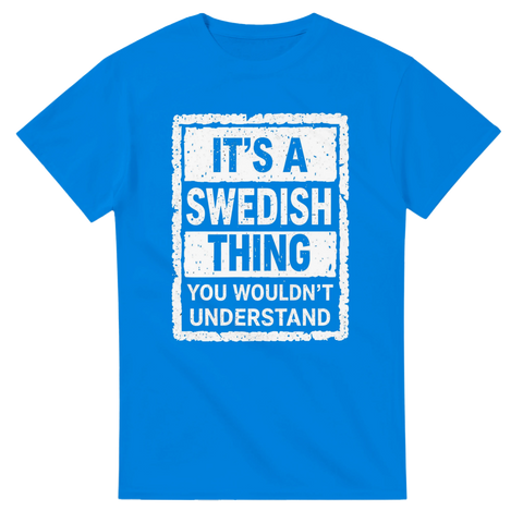 It's a Swedish Thing" texttryck i vit grunge-stil på en klarblå t-shirt.