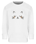 Minimalistisk illustration av ett sovande kattansikte tryckt på vit sweatshirt