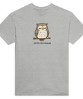 Tecknad uggla med slutna ögon på gren, text "SITTER OCH UGGLAR", på grå t-shirt.