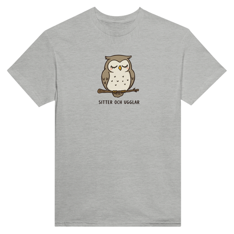 Tecknad uggla med slutna ögon på gren, text "SITTER OCH UGGLAR", på grå t-shirt.