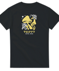 Trippy svampmotiv med vita stjärnor och text på svart t-shirt.