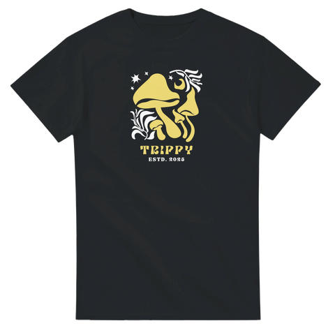 Trippy svampmotiv med vita stjärnor och text på svart t-shirt.