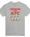 Satiriskt tryck "Chickens for KFC" med tre marscherande höns som håller KFC-skyltar på grå t-shirt.