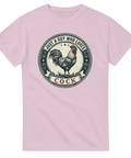 Illustration av en tupp i ett klassiskt sigill med satirisk text – grafisk t-shirt