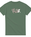 Du är kass" text och sittande kvinna på grön t-shirt.
