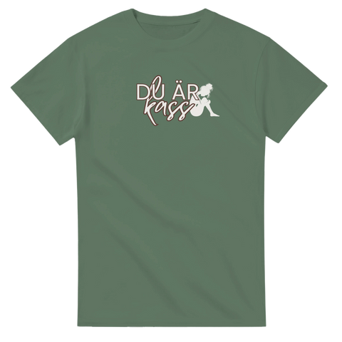 Du är kass" text och sittande kvinna på grön t-shirt.