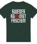 Politiskt budskap Swedes Against Fascism i vit typografi på mörkgrön t-shirt