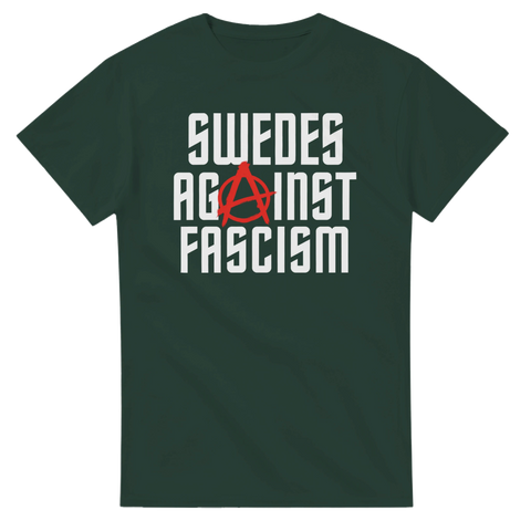 Politiskt budskap Swedes Against Fascism i vit typografi på mörkgrön t-shirt