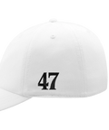 Svart "47" text på vit keps med böjd skärm.