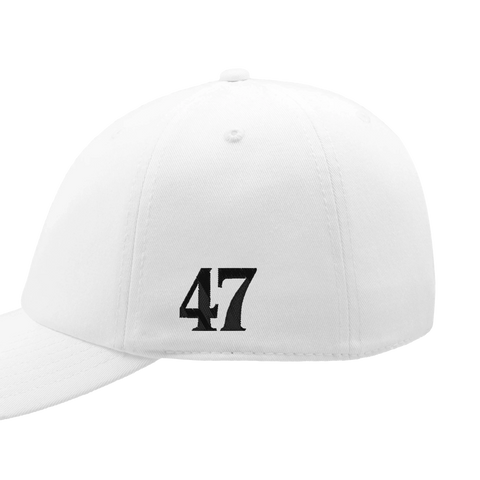 Svart "47" text på vit keps med böjd skärm.