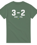 Grön t-shirt med minimalistiskt 3-2 resultat och Sveriges flagga