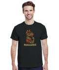 Man i svart t-shirt med Mamasaurus-tryck föreställande en dinosaurie med attityd