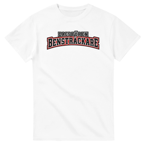 Vit t-shirt med texten Dags för en bensträckare i collegebokstäver.