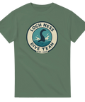 Vintage-inspirerat Loch Ness Dive Team motiv – grafiskt tryck på olivgrön t-shirt