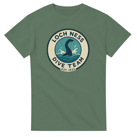 Vintage-inspirerat Loch Ness Dive Team motiv – grafiskt tryck på olivgrön t-shirt