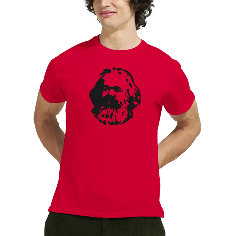 Karl Marx ansikte i svart tryck på röd t-shirt.