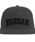 Farsan" text i blockstil med svart kontur på mörkgrå snapback keps med platt skärm.
