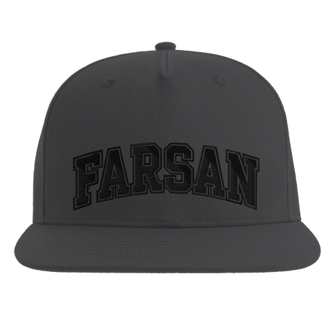 Farsan" text i blockstil med svart kontur på mörkgrå snapback keps med platt skärm.
