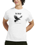 Detaljerad svart korp med texten "KORP" och "CORVUS CORAX" på en vit t-shirt.