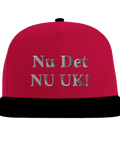 Snapback-keps med Nu Det Nuuk ordvits – röd med svart skärm