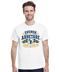 Man bär vit t-shirt med blågult arbetarmotiv och texten Stolt och Stark