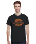 Leende man i svart t-shirt med grafiskt tryck av en cheeseburgare