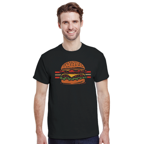 Leende man i svart t-shirt med grafiskt tryck av en cheeseburgare