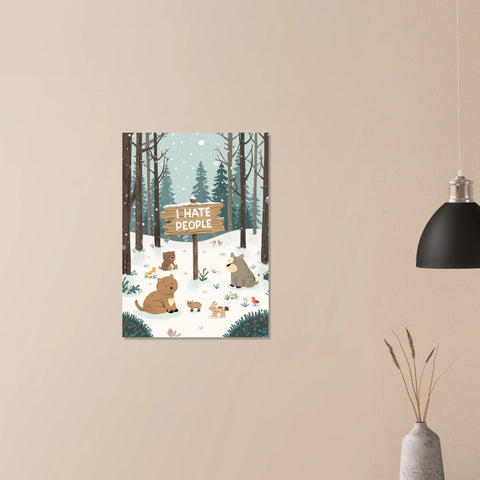 Humoristisk väggkonst föreställande söta skogsdjur i snö med ett sarkastiskt budskap på en träskylt.