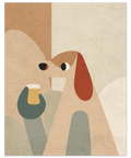 Närbild på en minimalistisk poster föreställande en hund och ett glas öl i lugna beige, bruna och dämpade gröna färger.