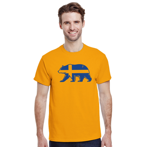 Man bär en gul t-shirt med ett kraftfullt blågult björntryck