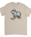 Beige t-shirt med en kapybara i grön mössa på skateboard.