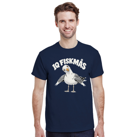 Modell i en marinblå t-shirt med en tecknad mås och texten IQ Fiskmås.