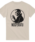 Sandfärgad t-shirt med konstnärlig illustration av Greve Orloks silhuett