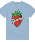 Röd jordgubbe med "Summer"-text på ljusblå t-shirt.