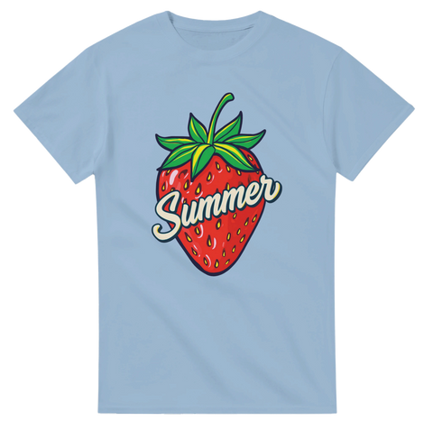 Röd jordgubbe med "Summer"-text på ljusblå t-shirt.