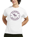Närbild på vit t-shirt med Purple Moose logotyp och älg