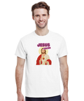 Man bär vit t-shirt med samhällskritisk och ironisk design