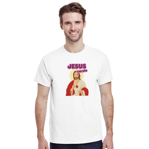 Man bär vit t-shirt med samhällskritisk och ironisk design