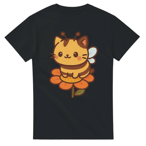 Svart t-shirt med samma motiv: söt katt i bikostym sittandes på en blomma.