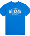 Blå t-shirt med texten Nilsson – A Family of Originals