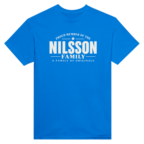 Blå t-shirt med texten Nilsson – A Family of Originals