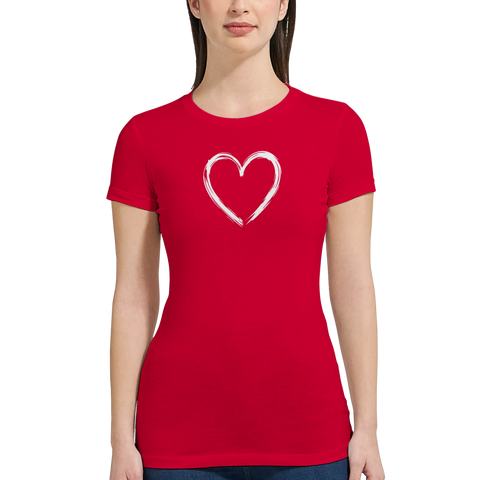 Vitt handmålat hjärta med penseldrag på en röd dam t-shirt.