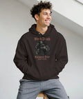 Pestdoktor med råttor och text "Black Death European Tour 1347-1351" på mörkbrun hoodie.