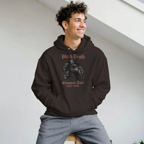 Pestdoktor med råttor och text "Black Death European Tour 1347-1351" på mörkbrun hoodie.