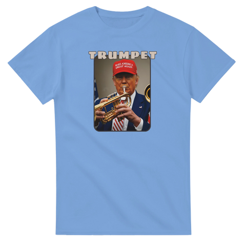 Satirisk illustration med Donald Trump och trumpet på en ljusblå t-shirt
