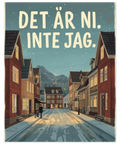 Grafisk poster med snöig gata, varma gatlyktor och humoristiskt citat om skuld.