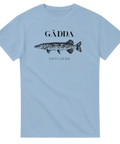Ljusblå t-shirt med ett naturtroget tryck av en gädda med tillhörande text.