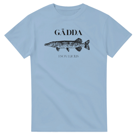Ljusblå t-shirt med ett naturtroget tryck av en gädda med tillhörande text.