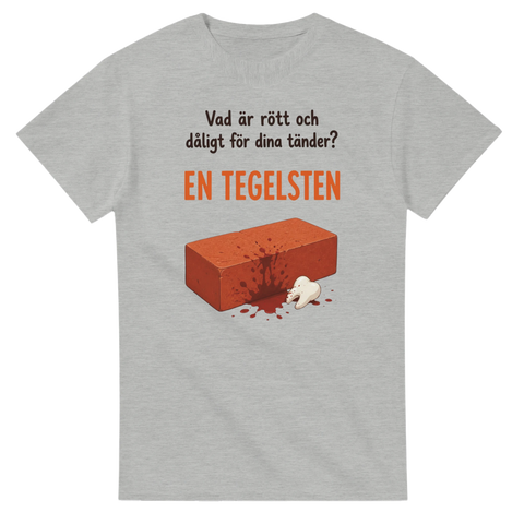 Svart humor citat med tegelstensmotiv i grafisk stil på grå t-shirt